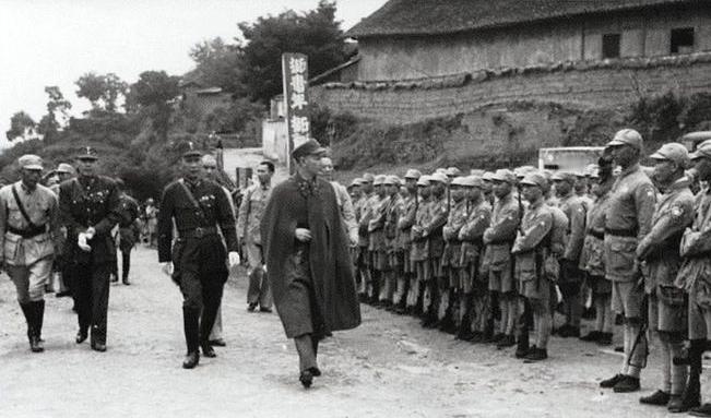 1949年，蒋介石带着60万大军败逃台湾，其中大部分都是没成婚的年轻人，为了解决