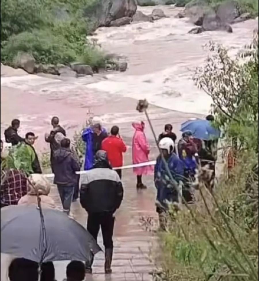 屏山父子3人过漫水路意外落水，当地一位女网友透露，两个孩子五年级、一年级（约12