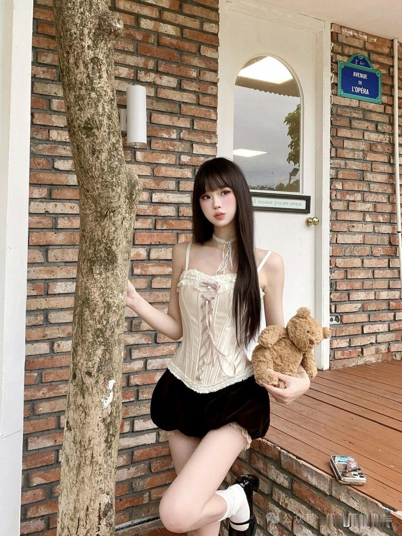 温柔少女与毛绒熊的甜美时光🌸🧸