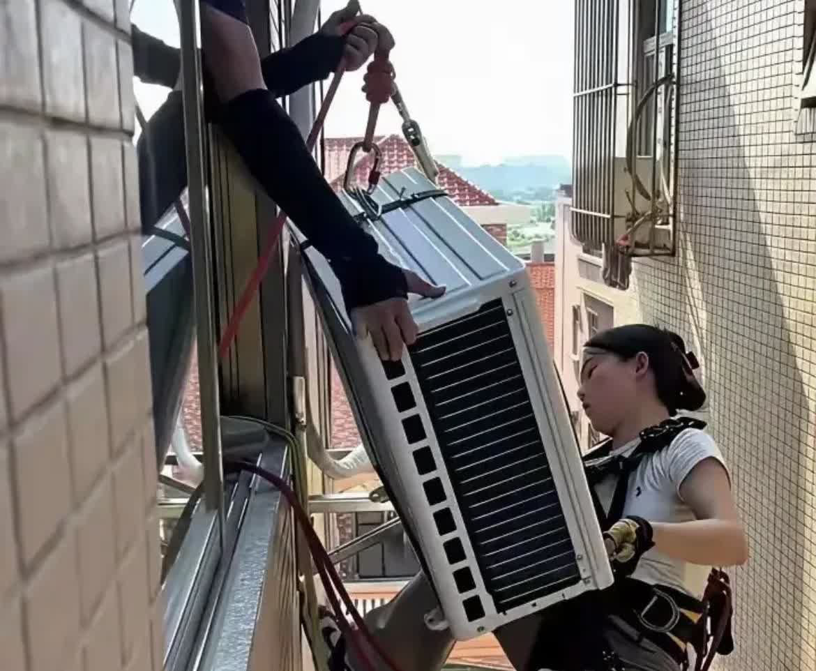 广东佛山一男子买新空调，一对年轻夫妻上门安装。妻子20岁出头，本以为她是辅助，没