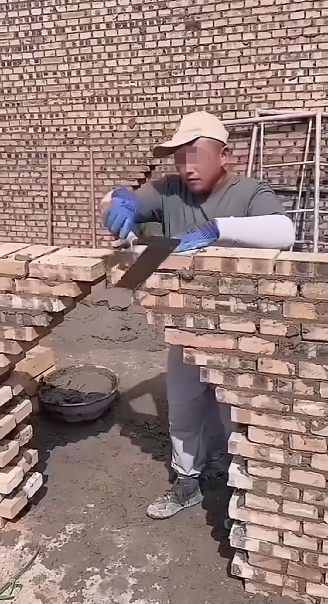 砖墙留了个窄洞口，看着格外别扭，这是施工洞吗？师傅这砌的到底是什么，是留的施工