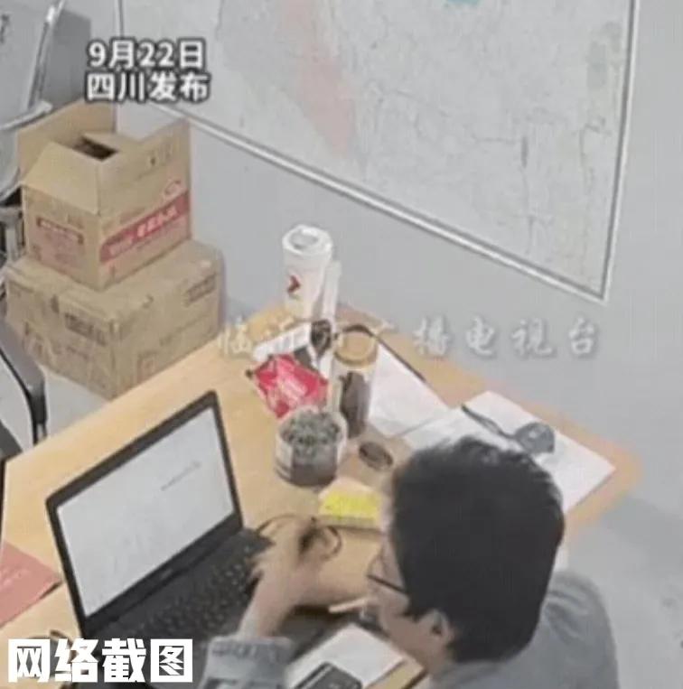 四川有男子工作间隙本想休息一下。此刻男子不由想要抽根烟解解乏，他还未点燃香烟