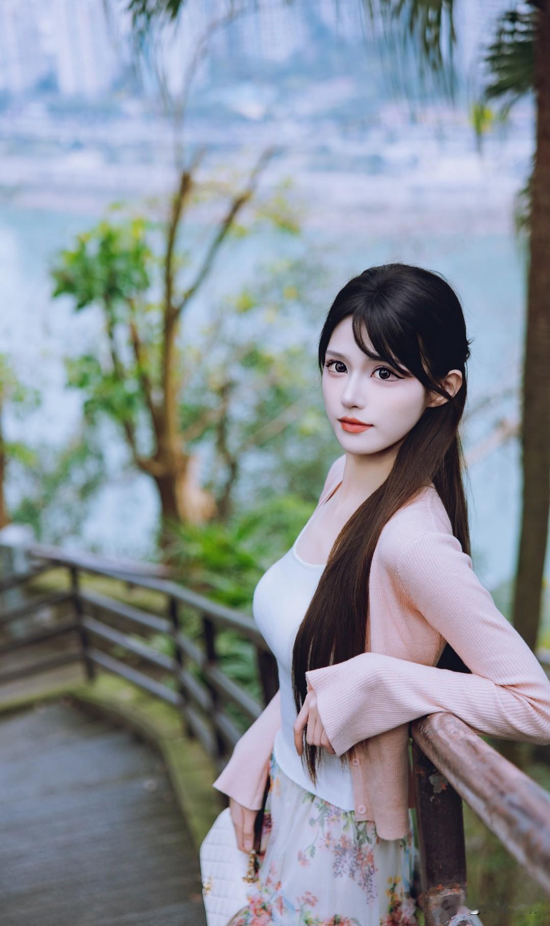 在山间小道上的少女，清新自然，美不胜收！🌿💕