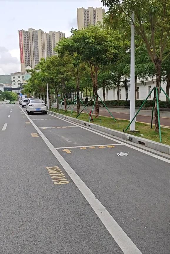 珠海的路边，越来越“空”了。珠海实行路边停车收费，已有几个月。起初，许多