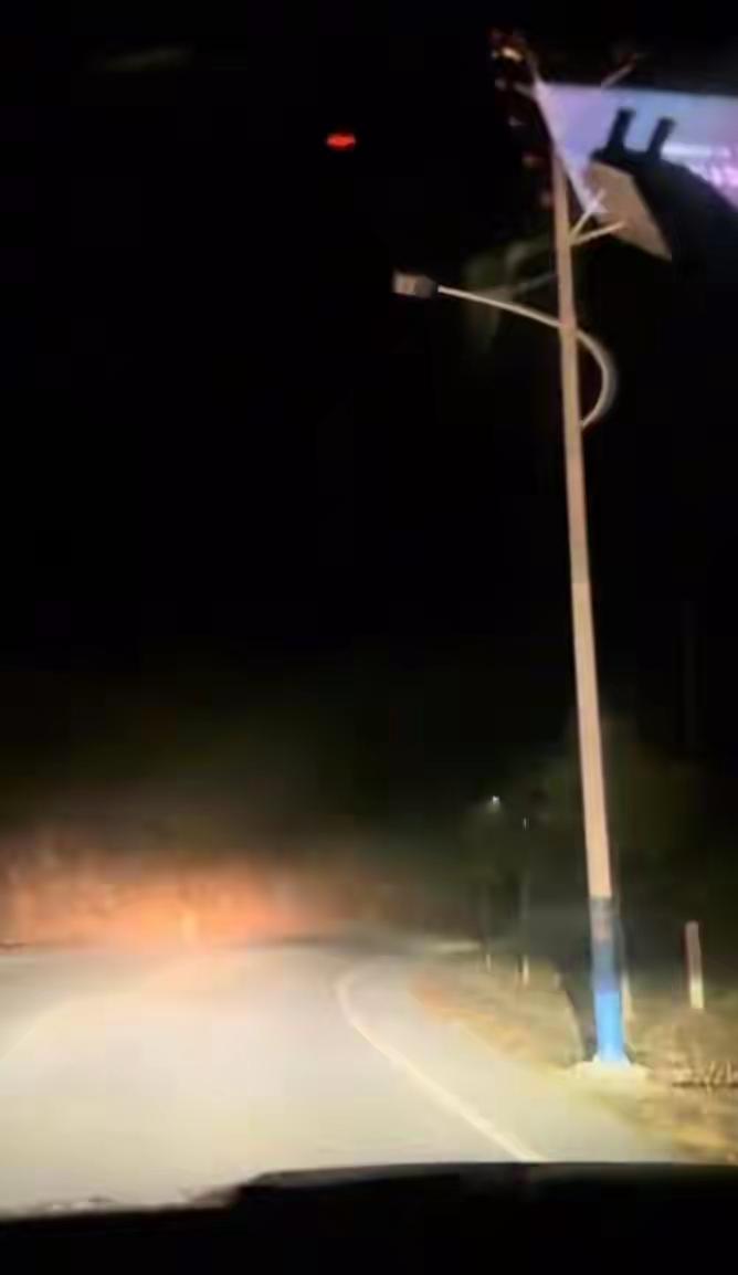 湖南男子举报路灯不亮遭“威胁拘留”？官方回应反转，22万点赞背后的真相令人深思