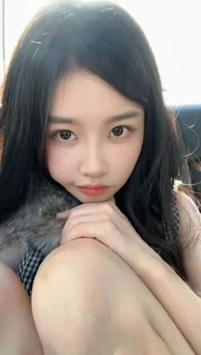 与鞠婧祎同时期进入丝芭传媒的SNH48前成员曾艳芬发文，透露公司想融资上市时期，