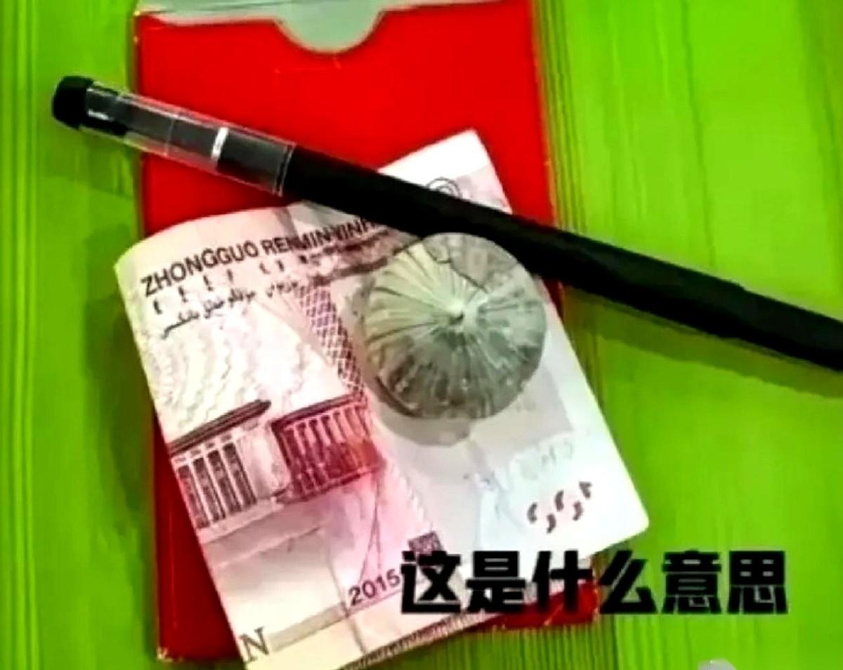 江西这场婚礼，说好的35万彩礼，一分钱没见着。司仪旁边，就那么孤零零摆着一支笔