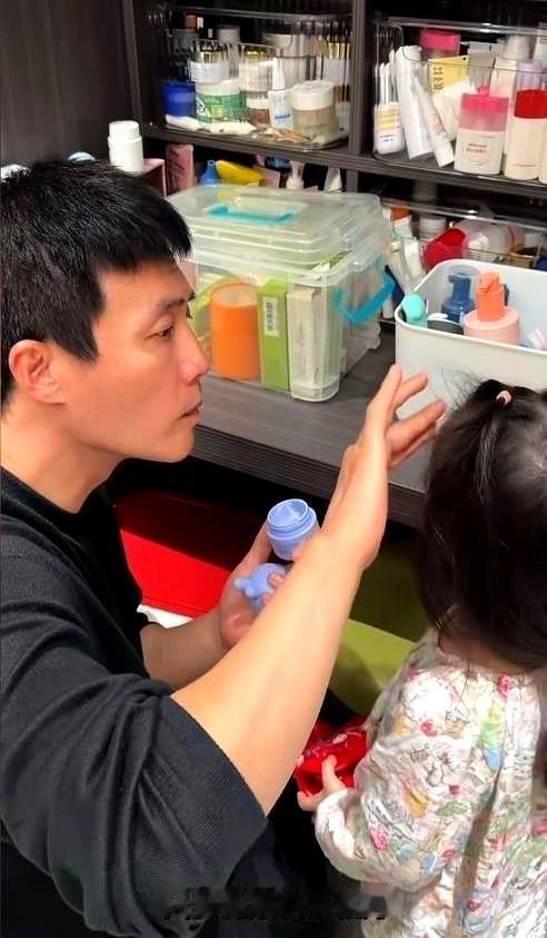 那个荧幕上的硬汉杜淳，这次人设彻底“崩”了。妻子王灿随手拍了段居家视频，杜淳