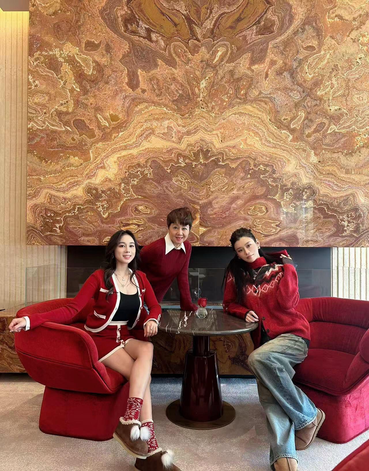 奚梦瑶和婆婆赌王四太梁安琪还有小姑子何超欣一起过圣诞，她们三个女人同框相当权威。