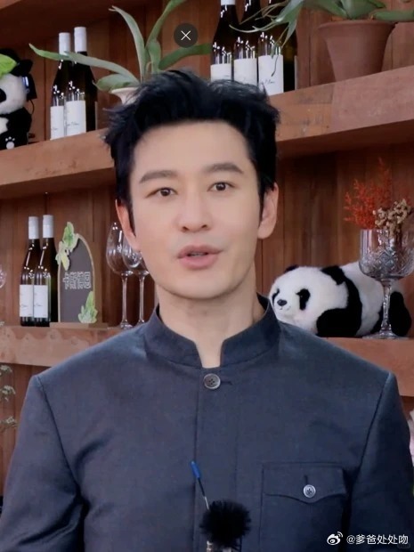 笑死，花小龙这次真被反向带练了。黄晓明48岁，说年过半百夸张了点，但也是奔五的