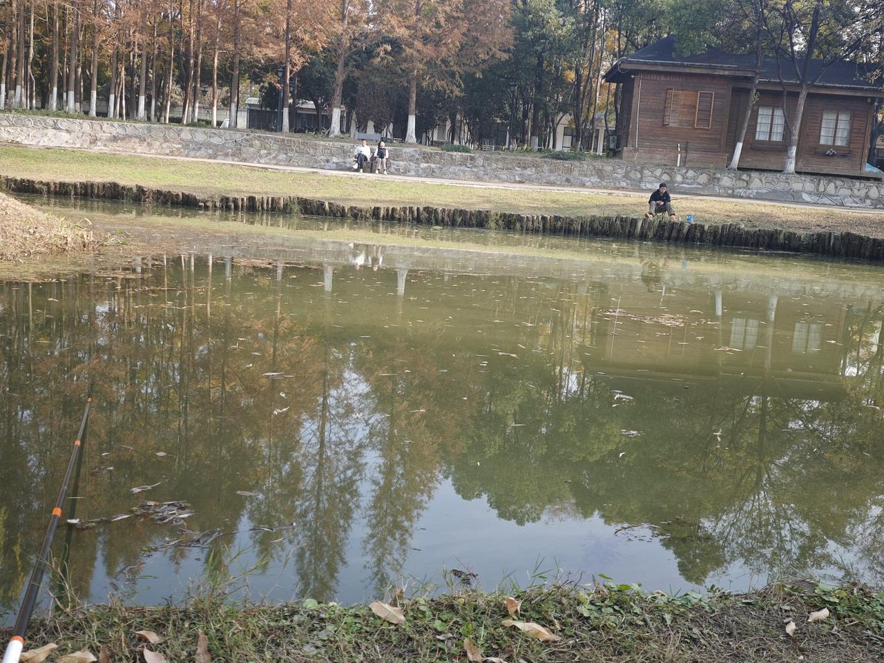 这赛季阿森纳要争冠，主要对手确实是蓝月亮曼城。目前阿森纳领先曼城五分，形势不错。