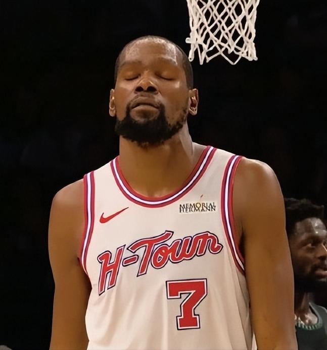 简直离谱！这比赛火箭居然输了？爱德华兹没打，多森姆没打，戈贝尔被罚下了，麦克