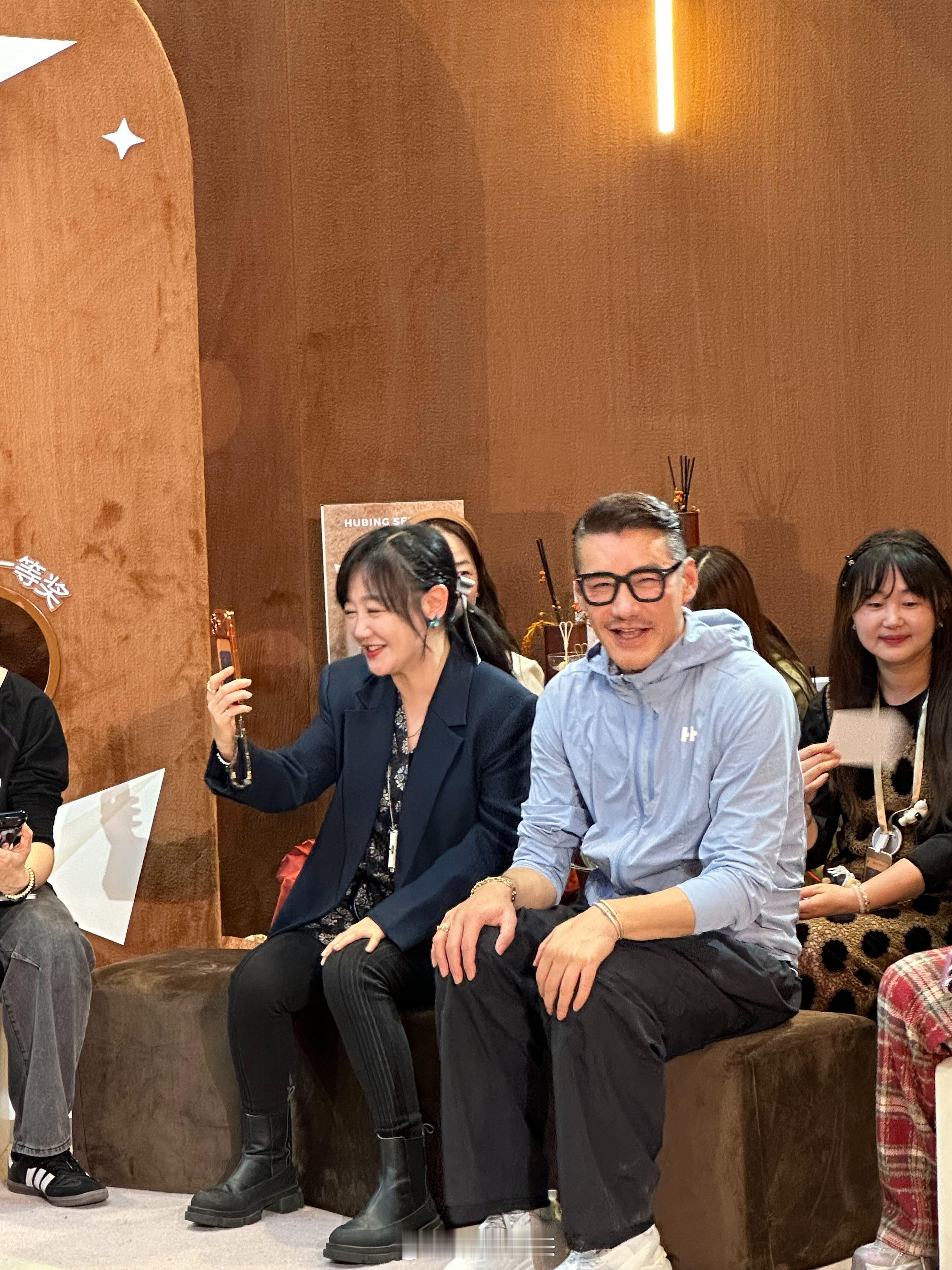 胡兵薛佳凝坐在一起有一种不在这个年代的美