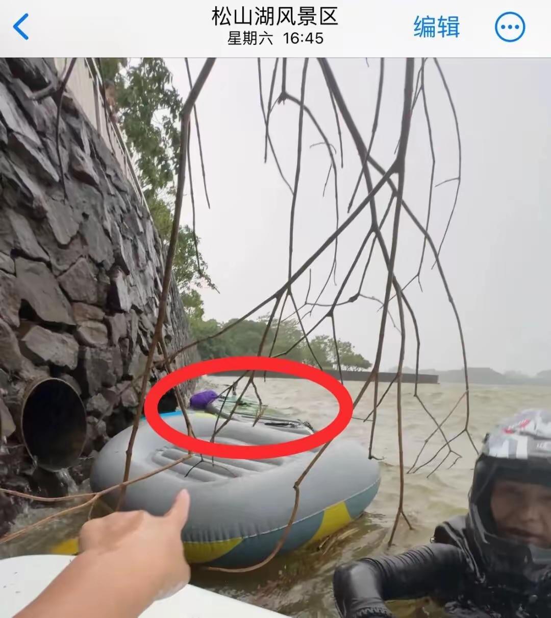 东莞松山湖桨板溺水悲剧：32岁父亲台风天带娃游玩遇难，景区管理存争议一场突