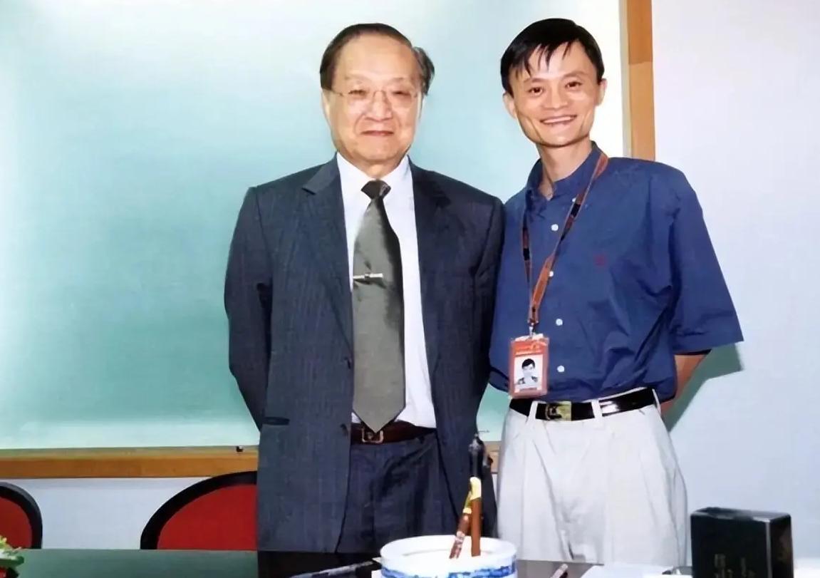 2000年，马云第一次见到金庸，特别兴奋，想让金庸给他签个名，金庸却连连摆手：“