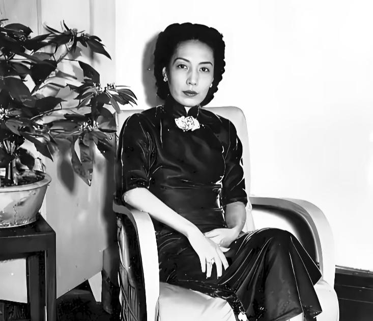 1948年，孟小冬跟杜月笙坦白：肚里怀崽儿了。她慌得手心冒汗，怕这老头嫌乱世