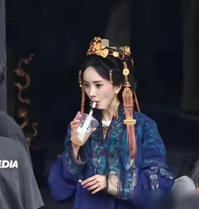 我承认，看到杨幂喝咖啡的那一刻我直接惊呆了，想说一个这么有钱的大咖，怎么会喝这么