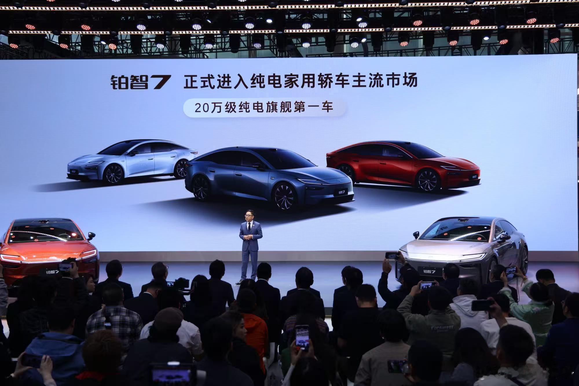 我单方面宣布，广州车展最炸裂的新车来自广汽丰田铂智7，因为把每个领域最强的都放到