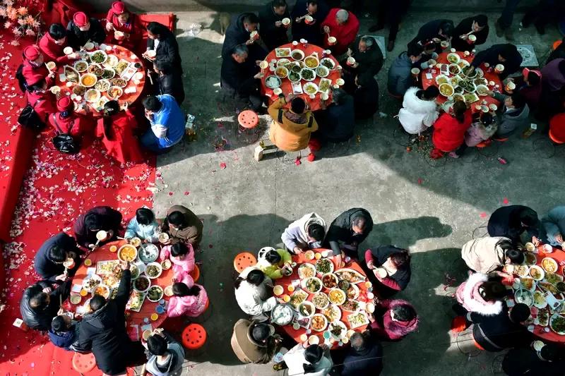 长期吃“流水席”获8日拘留。近日，江苏徐州睢宁抓了个“宴席刺客”。市民张女士办婚