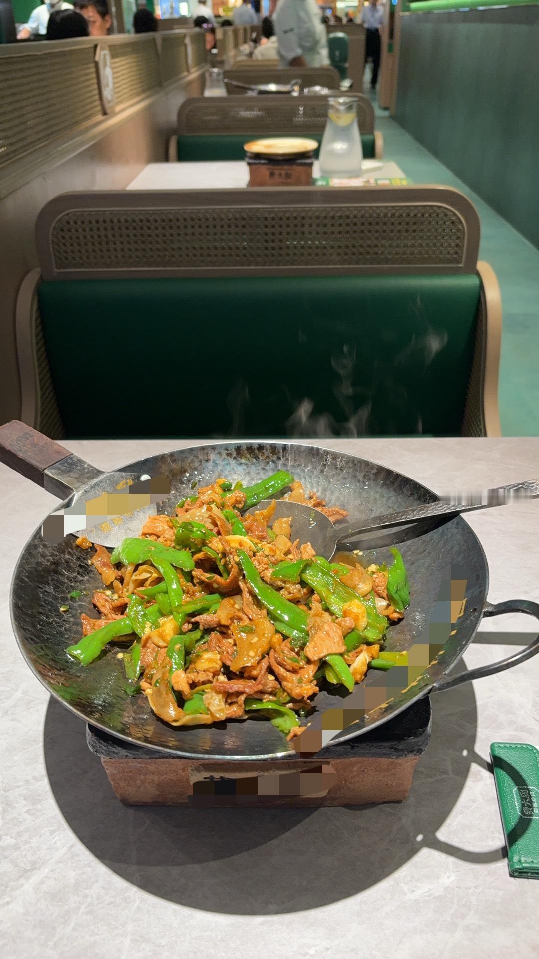 中午的午餐，一份辣椒炒肉68元，一碗红米饭5元（可以免费加）其他的纸巾和茶
