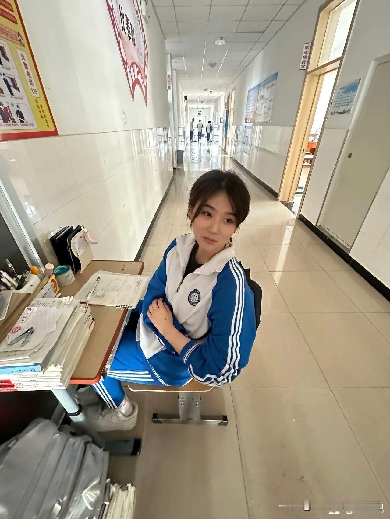 这个位置的学生在学校那可是横着走的主儿同样也是惹不得的调皮捣蛋还不听讲班主