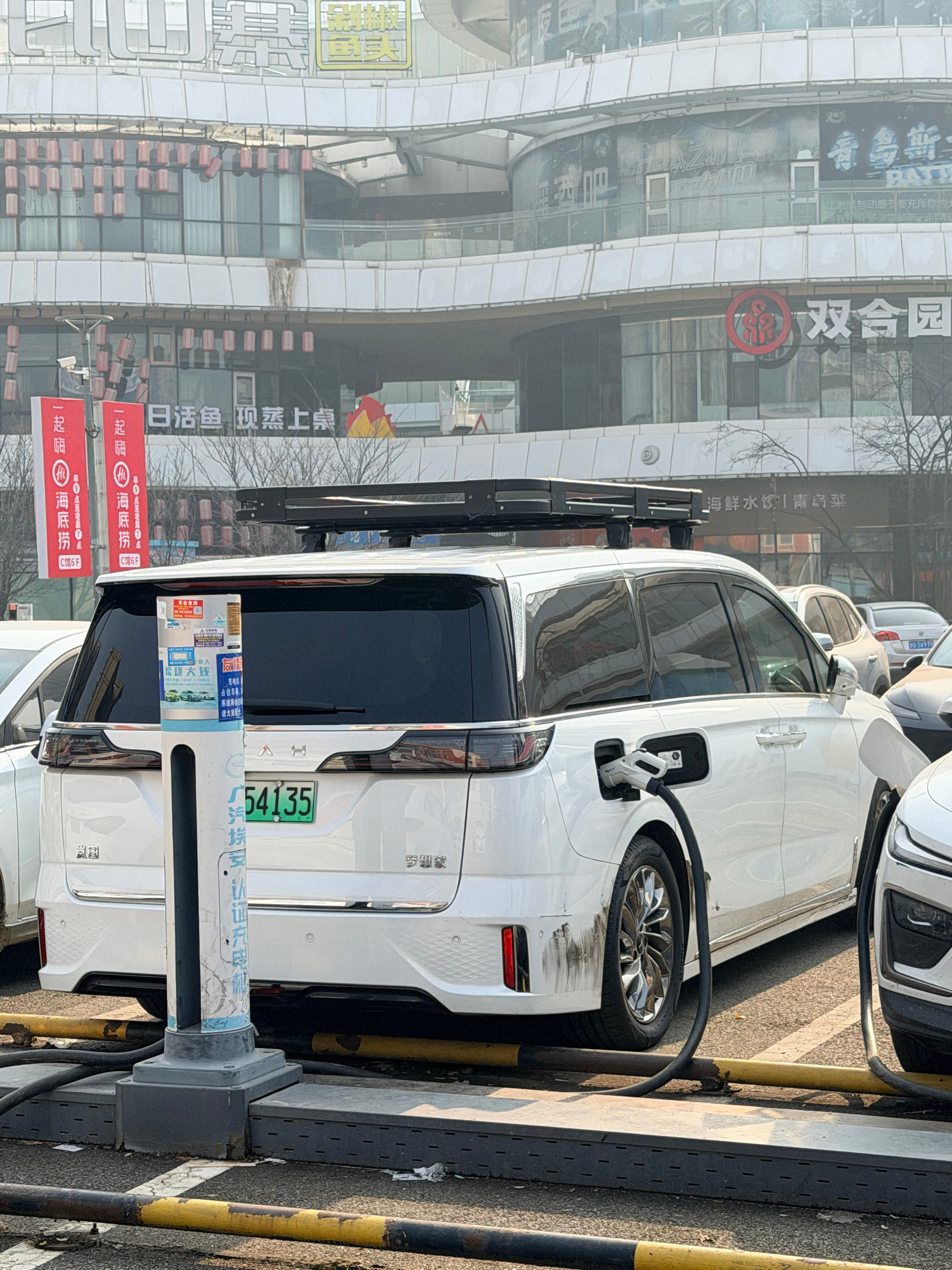 岚图梦想家倒是挺常见的，但这装着行李架的还挺稀罕嘞我和汽车的日常岚图梦想家青岛