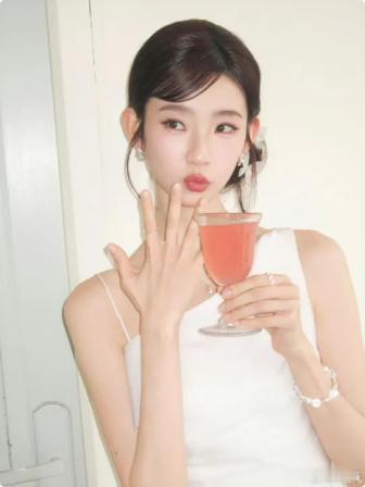 张艺凡上班美食下班爬坡张艺凡下班一坡接一坡张艺凡把生活安排得恰到好处，闲暇之时品