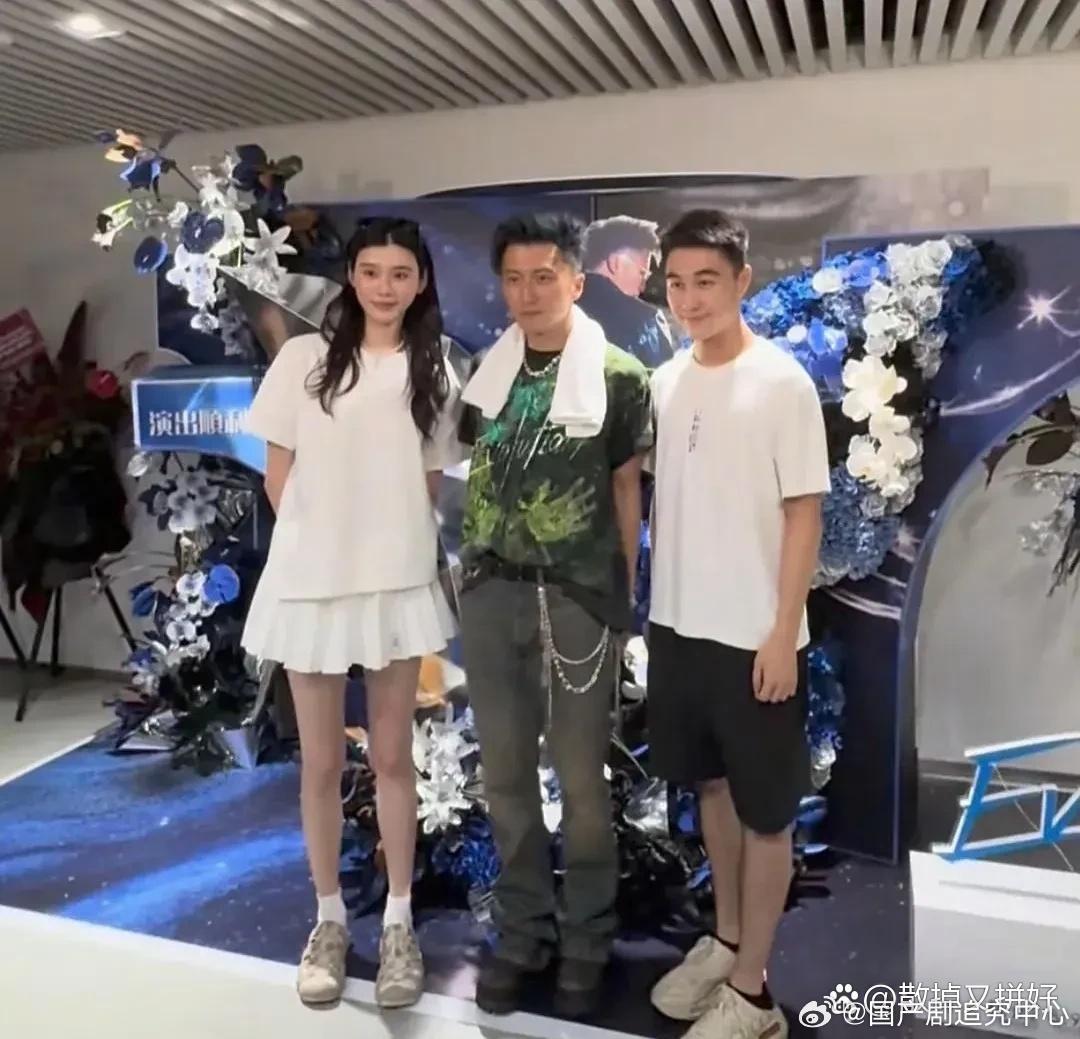 跟奚梦瑶同框的男人太不容易了，上面要吹高头发，下面要穿厚底鞋。