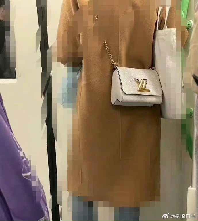 网友：为什么地铁上能碰到这么多穿奢侈品背名牌包的小白领如果有这个经济实力为什么