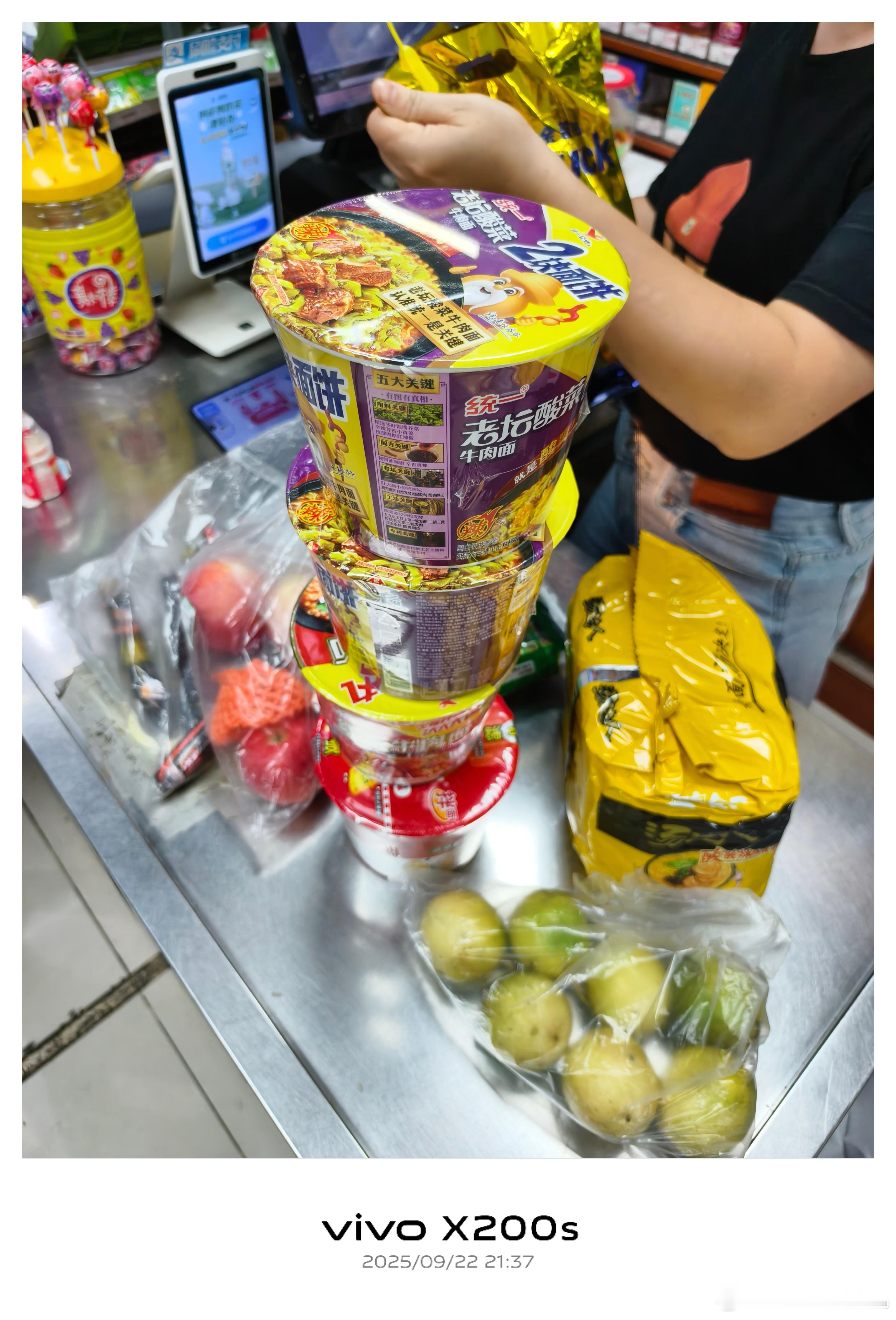 广州人台风天都不买的菜买点泡面吃吃得了[捂脸哭]​​​