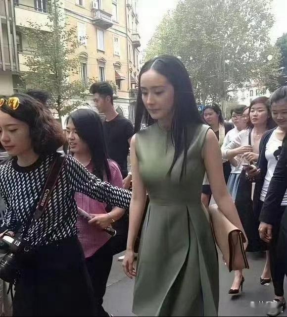 杨幂无美颜无滤镜状态依旧能打，五官精致抗打，素颜也超有气质！