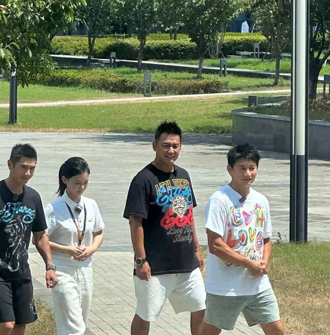 54岁昊奇隆江苏录制综艺被拍，镜头下的他，没有化妆，没戴墨镜，直面自然衰老！今非