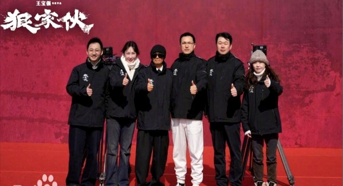 那个装疯卖傻的唐仁，被王宝强亲手杀死了。陈思诚曾开出天价片酬，试图把他留在