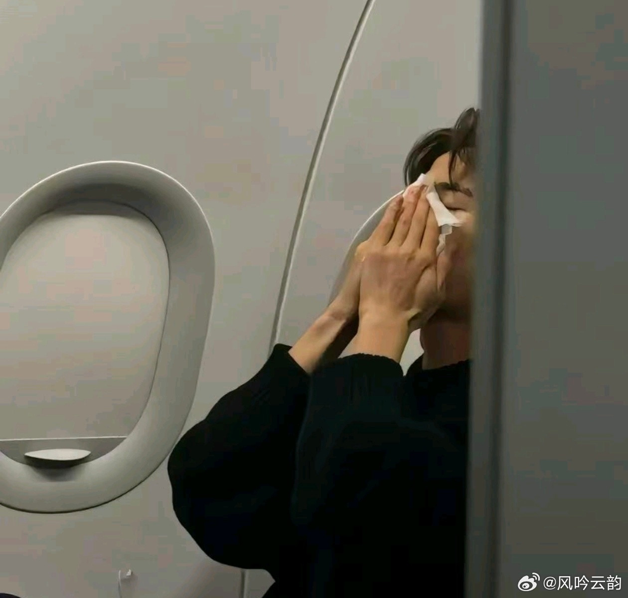 路人在飞机上偶遇张凌赫，这素颜状态真是绝了，五官很立体啊ᜊ•ᴗ•ᜊ