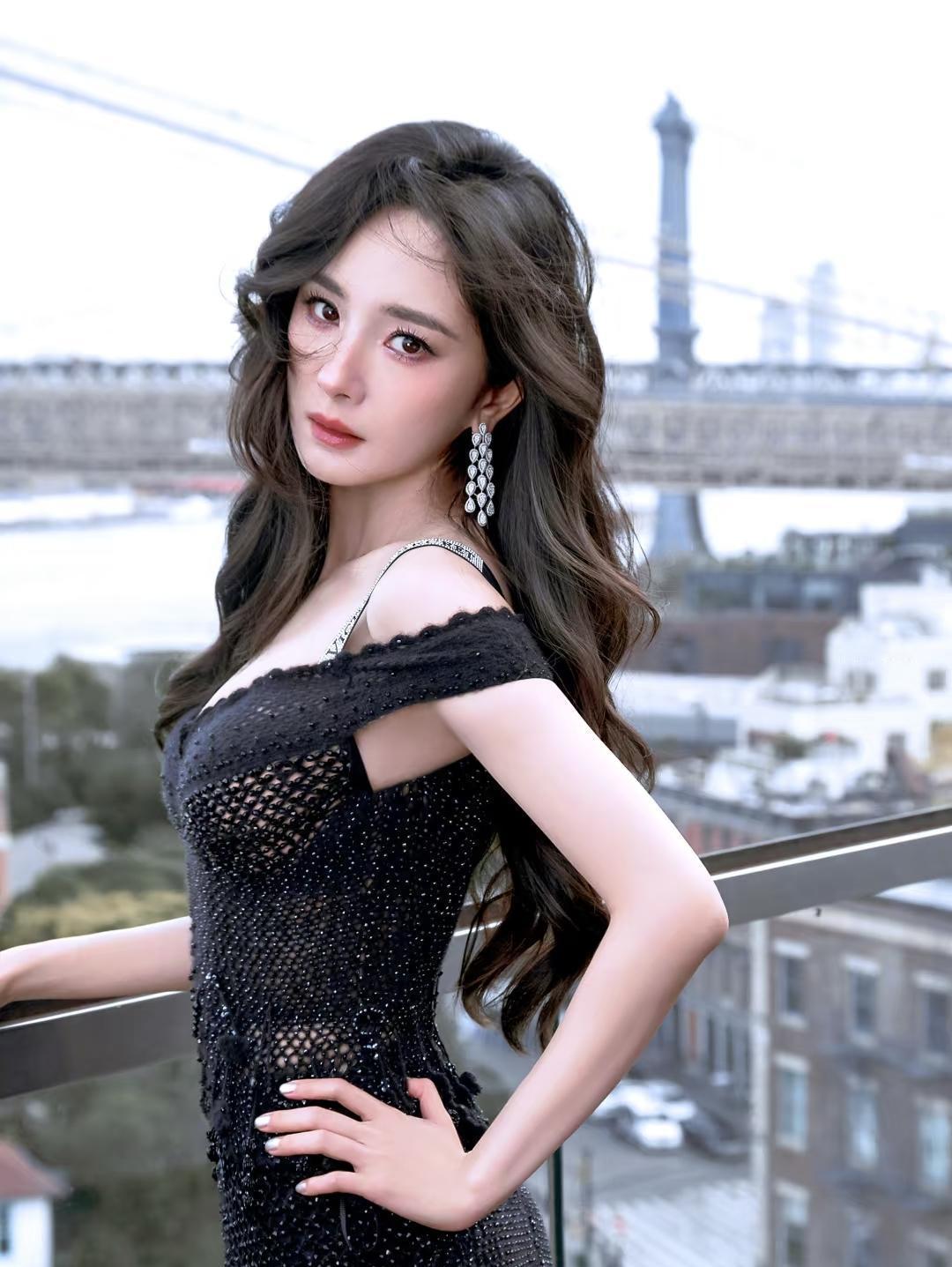 她不嫁，不是没人敢要，是她早就不需要别人来给身份了。以前说她太强，男人压不住。