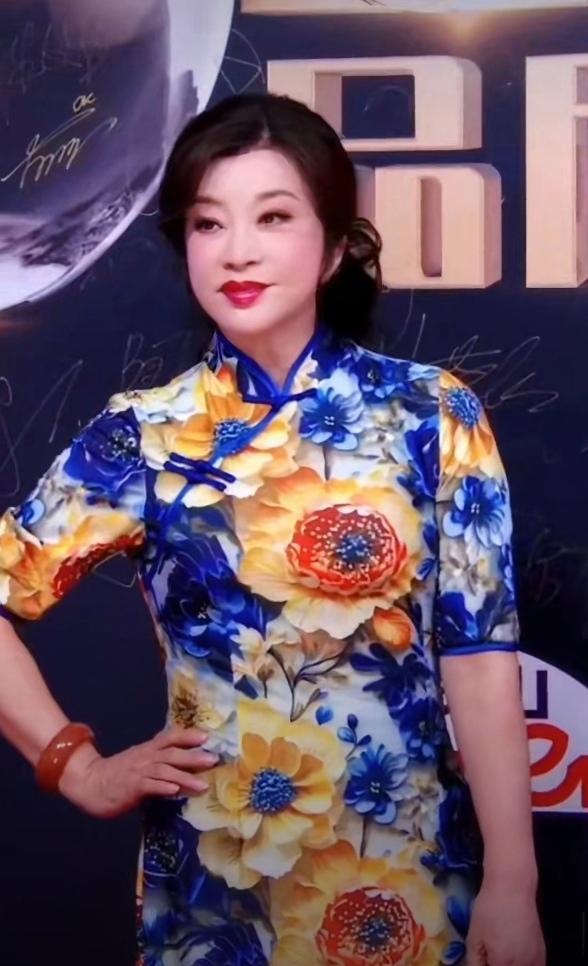 刘晓庆身穿花旗袍，优雅气质尽显，不失韵味与气质，美得让人心动！此时的她，哪像70