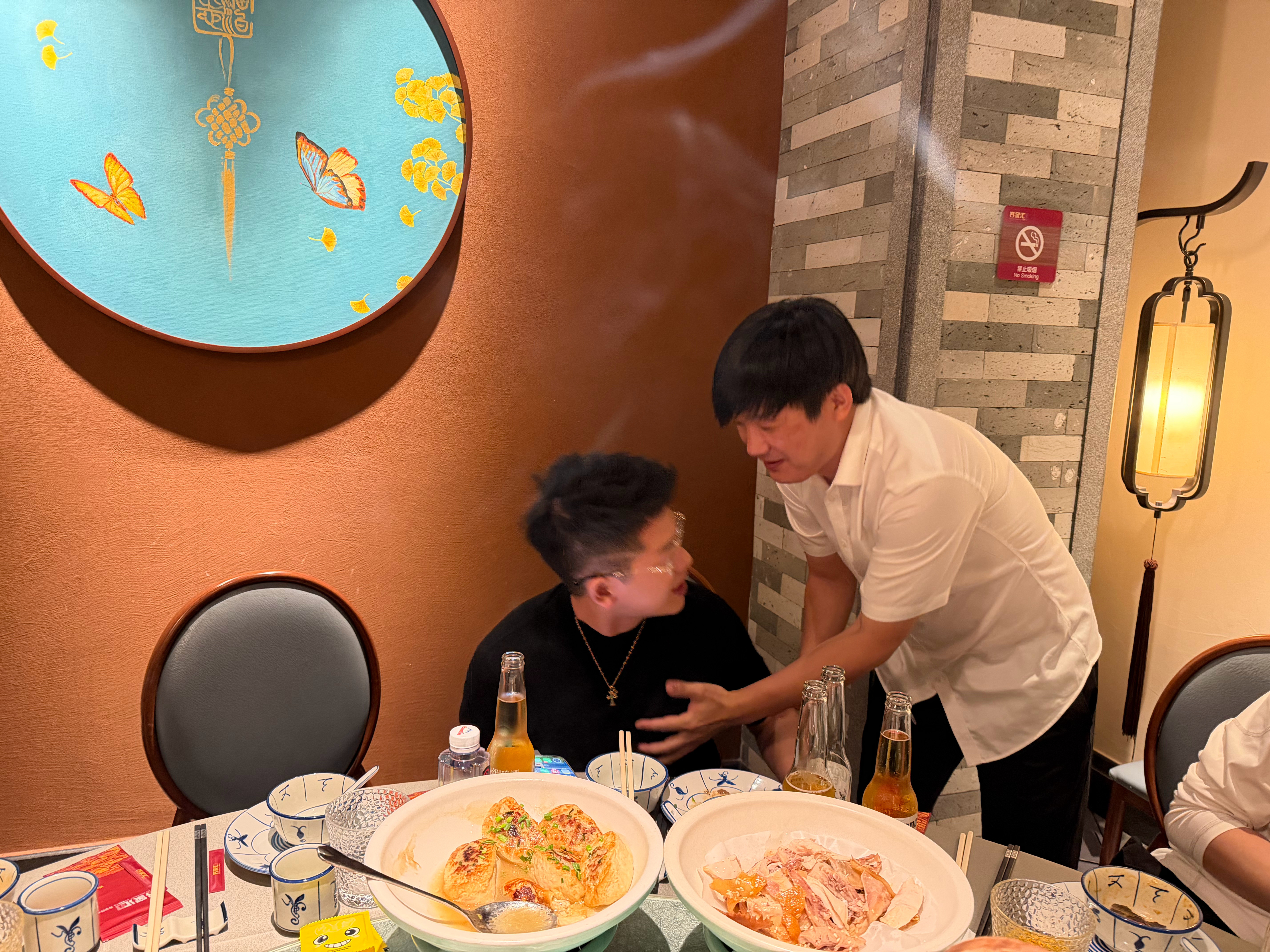 老板锻炼的八块腹肌，今天终于可以摸一次了，结果他害羞了​​​