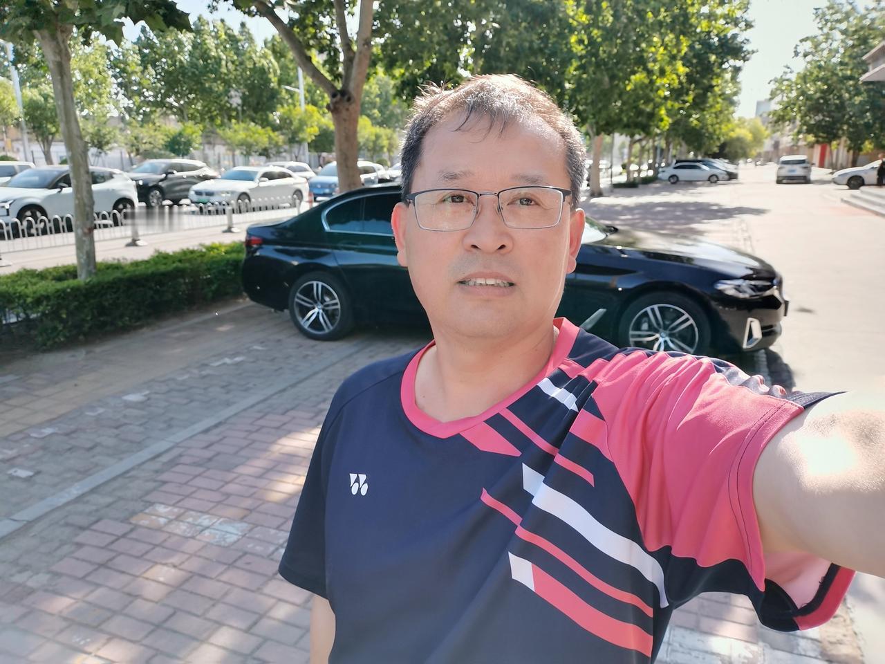 有一种心理叫“我不戒，你也不能戒”在饭局上，一伙人努力规劝戒烟者点上烟，理由