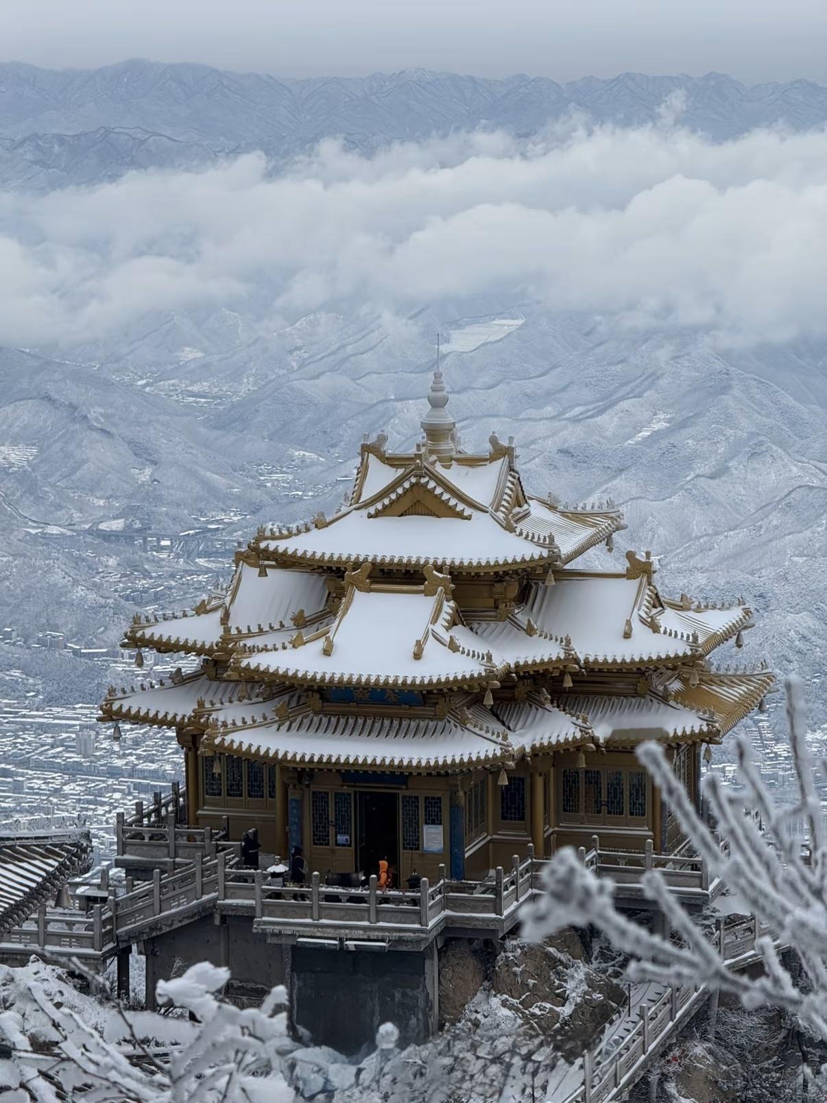 老君山的雪，才是冬天的“顶流剧本”最近刷到老君山的雪景，终于懂了为啥大家都