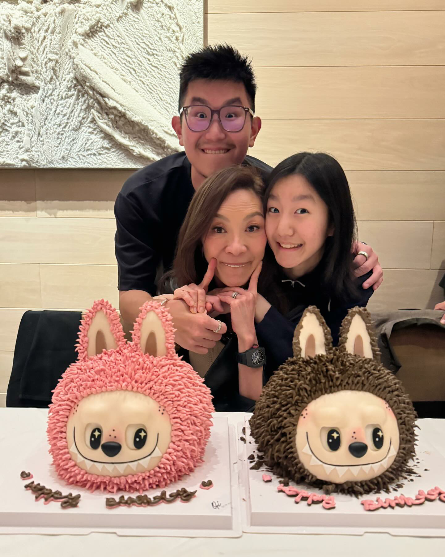 杨紫琼曝光63岁生日新照！这巨大的labubu蛋糕很抢镜！[墨镜][蛋糕