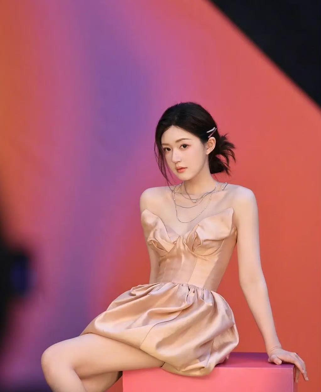 这样一看还是赵露思适合这款礼服