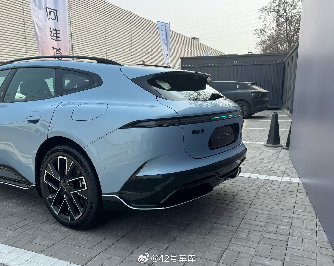 来拍阿维塔06T，尾灯造型变化很大，这个晴蓝色也是真好看！大家对这款车有什么想
