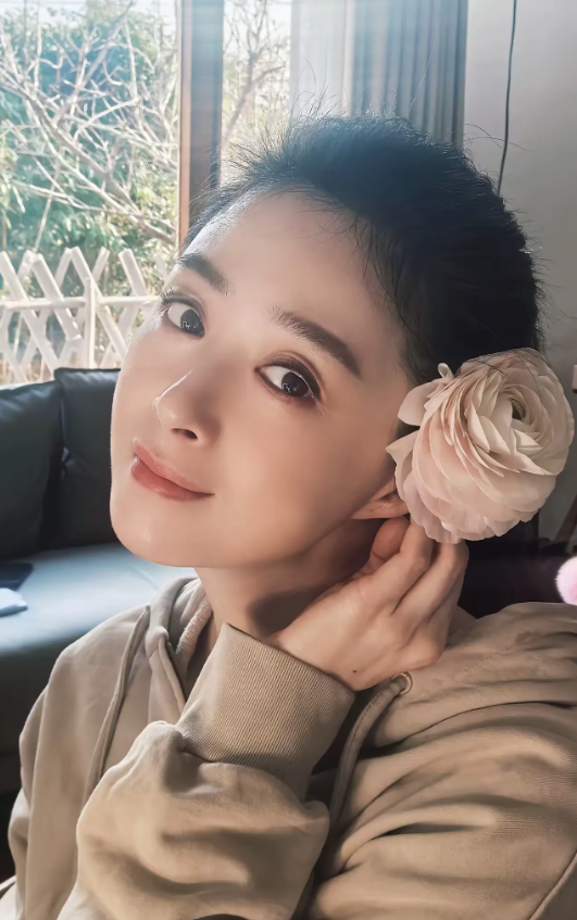 蒋欣，171cm，瘦下来的娘娘好美，人比花娇美，你们看看是不是呢？