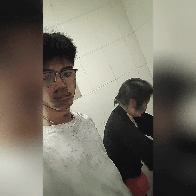 那天，浓烟滚滚的楼道里，一个年轻的身影，咬着牙把九十多岁的奶奶稳稳背出了火海。脱