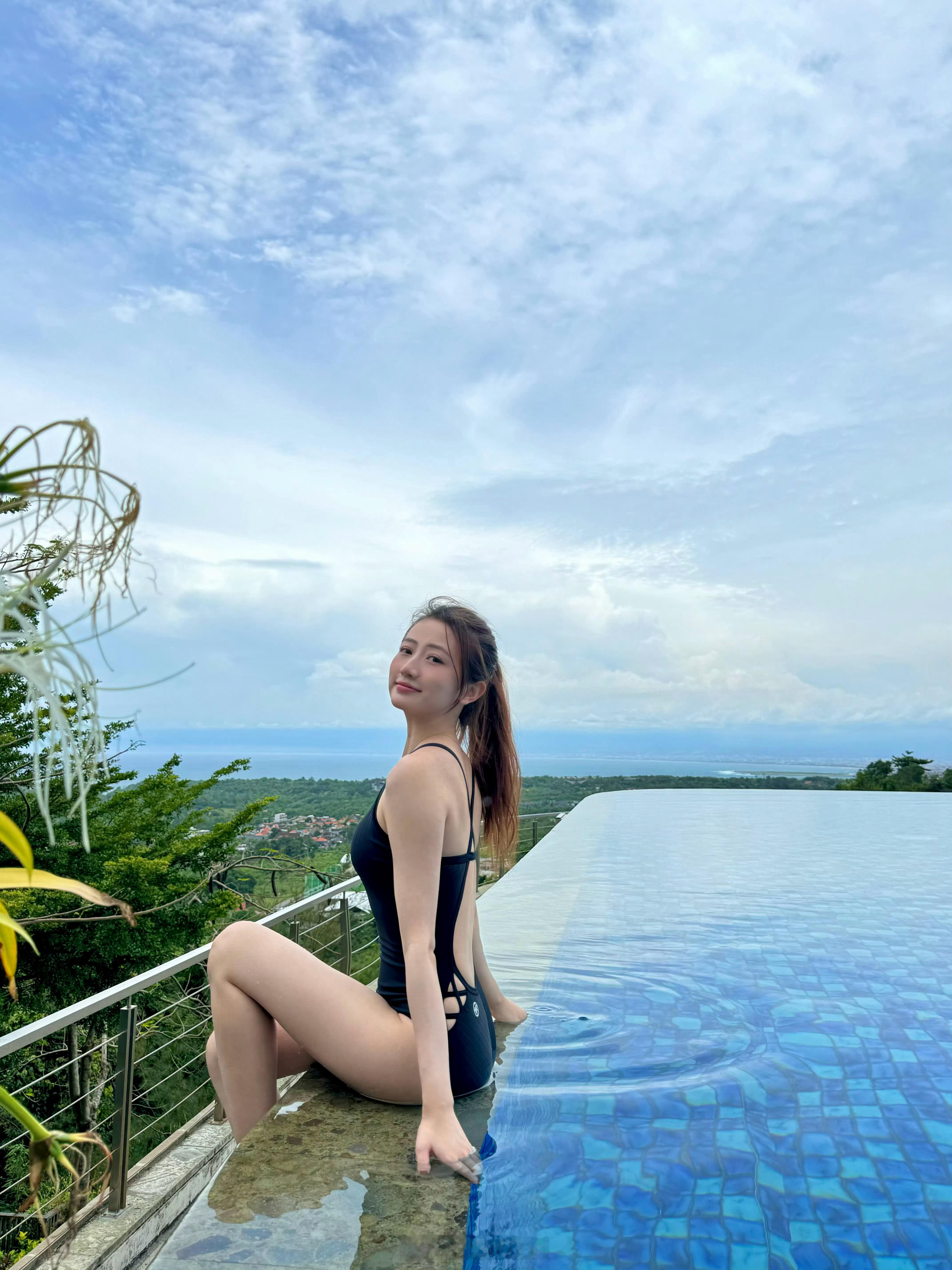 吉尼Gini度假泳装，身材好辣