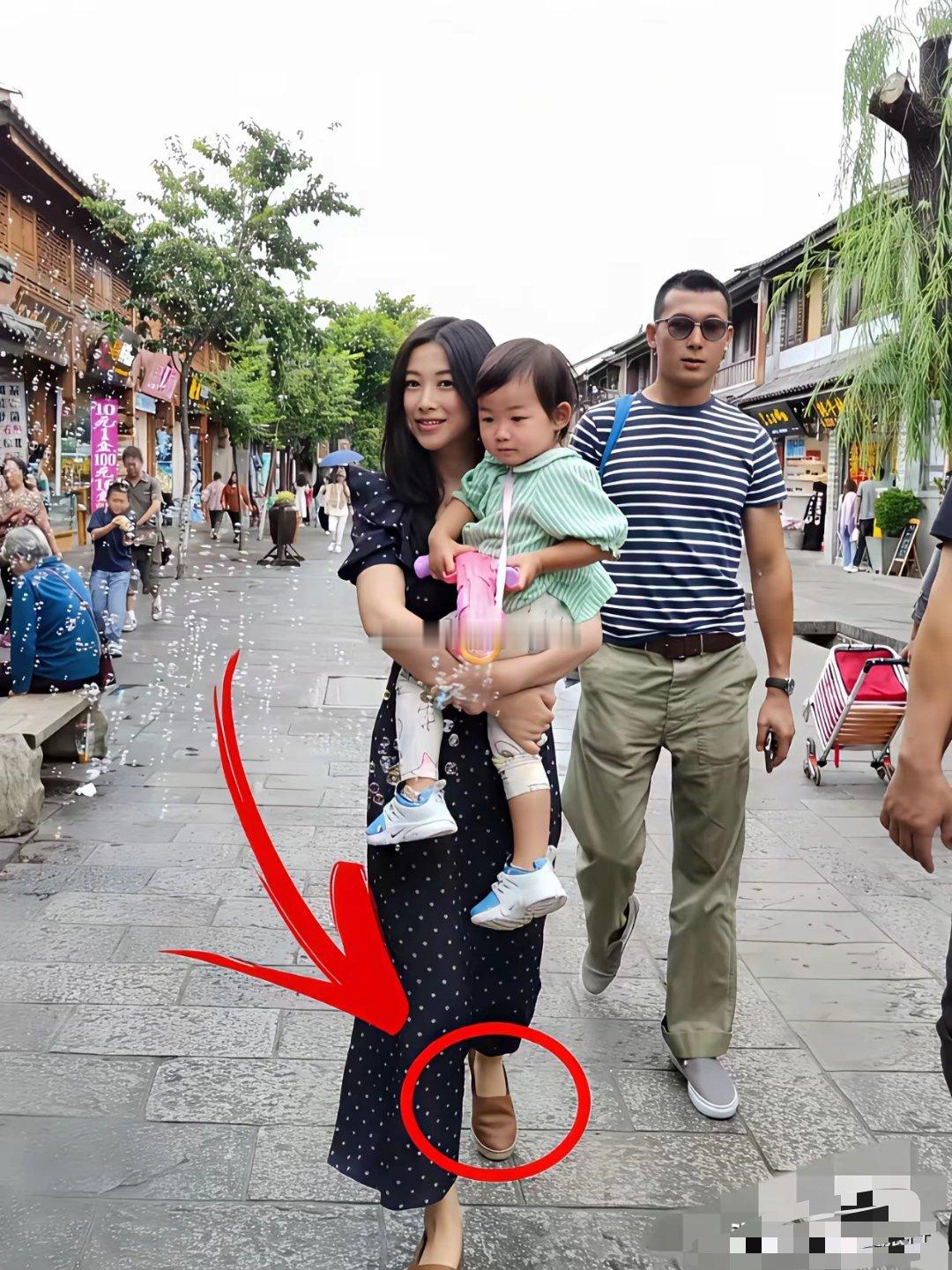 有钱人家的女儿朱珠怪不得看不上法拉利千亿总裁却下嫁给普通人的丈夫，好接地气连孩子