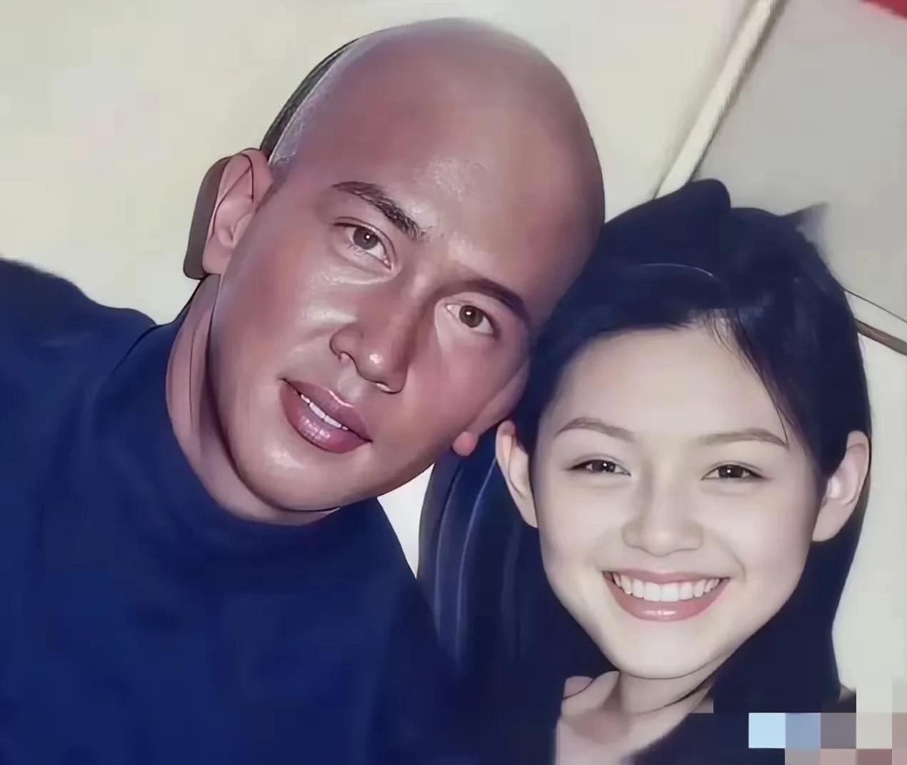 仔细想想，她真的在圈里很尴尬，并不是才华横溢，而是特别会pua，不但pua她周边