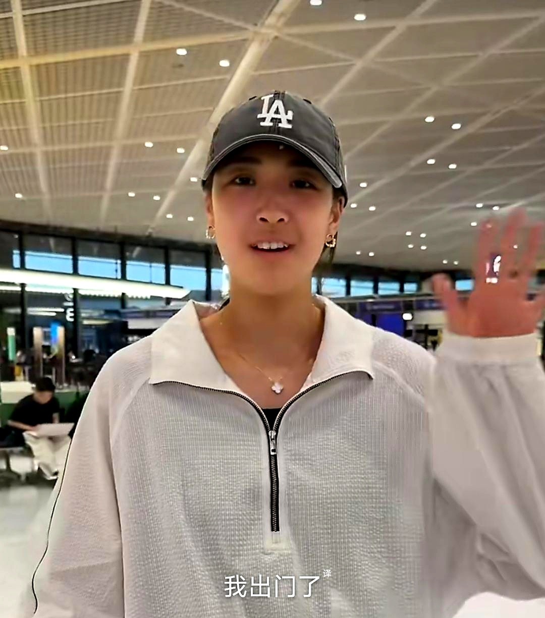 刚打完亚运会，日本女排主攻手佐藤淑乃头也不回地飞去了意大利。她拖着两个大行李箱现身机场，直奔米兰女排