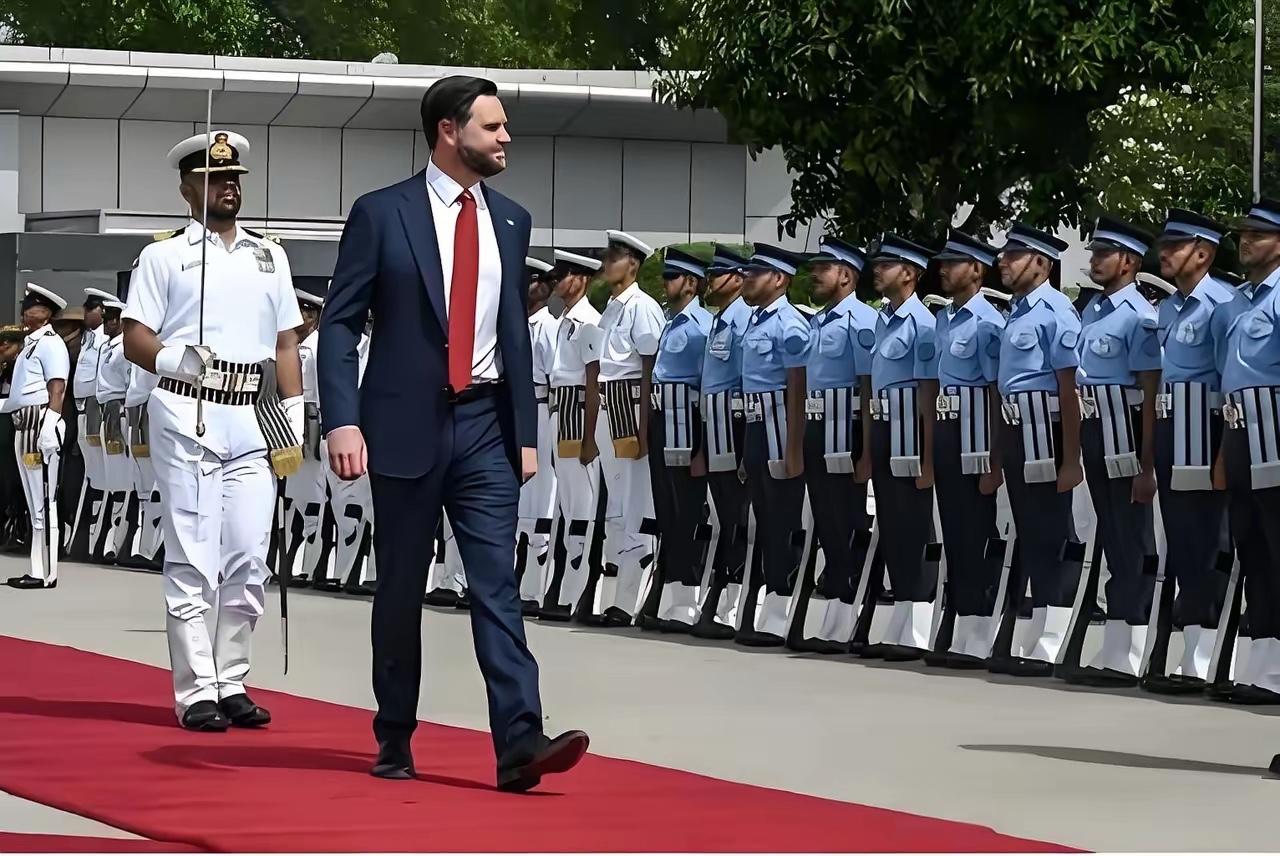 万斯要当总统了吗？最近美国网上全在传，特朗普病重住院了。消息传得特别快，很