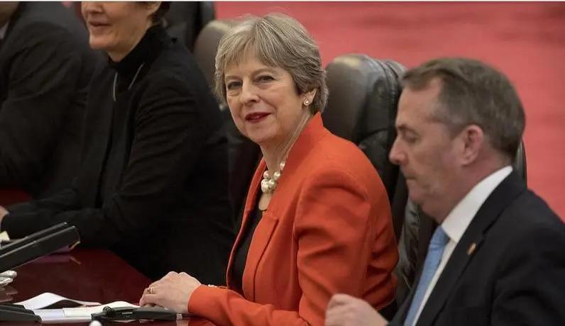 2018年春天，英国首相特蕾莎·梅的手停在丝绒盒子上空。打开的瞬间，随行人员